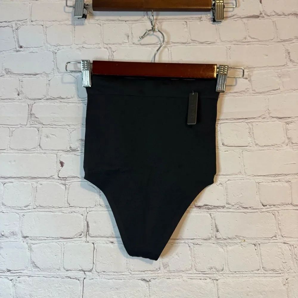 SKIMS Seamless Sculpt High Waisted Thong Onyx Size XS